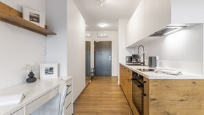 Kühlschrank, Ofen, Herdplatte, Wasserkocher mit Kaffee-/Teezubehör