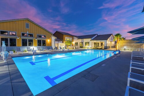 Entire Building | One 4BR + Two 2BRs | 22 Guests | Resort Pool | Summerwell