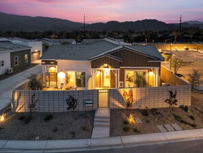 Ein Wohnhaus mit Garage, überdachter Terrasse und kleinem Garten.