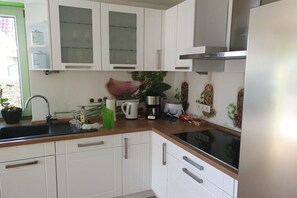 Fridge, microwave, oven, stovetop - Holiday home in Gustow with swimming pool (Gustow)