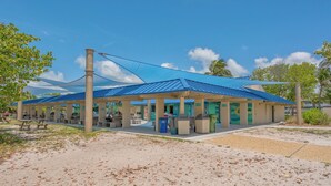 Outdoor dining - Walk to Lido Beach, Restaurants, Kayaking & Pool (Sarasota)