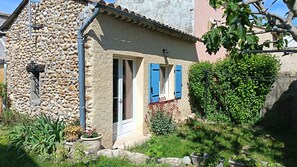 Exterior detail - Independent studio (garden, TV, wifi) 2/3 persons (Les Mées)