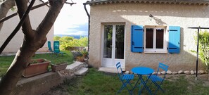 Outdoor dining - Independent studio (garden, TV, wifi) 2/3 persons (Les Mées)