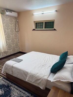 Tabla de planchar con plancha, wifi y ropa de cama 