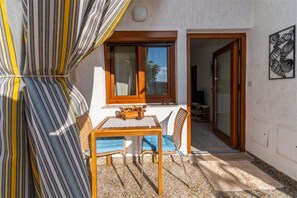 Outdoor dining - Apartman Mary with AC in Center of the Town (Punat)