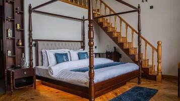 Deluxe Apartment, Mountain View | Iron/ironing board, free WiFi