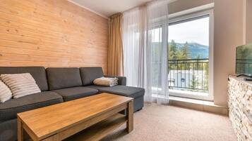 Deluxe Studio, Balcony, Mountain View | Living area
