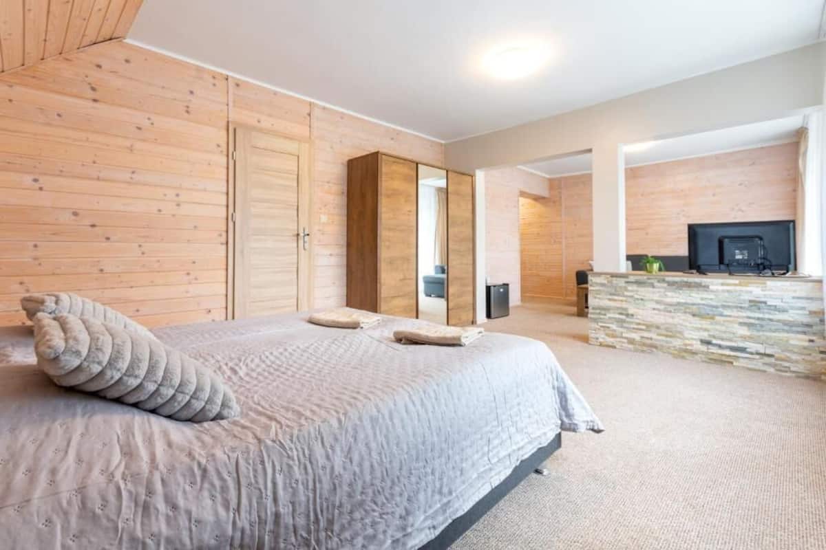 Deluxe Studio, Balcony, Mountain View