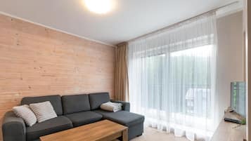 Deluxe Studio, Balcony, Mountain View | Living area