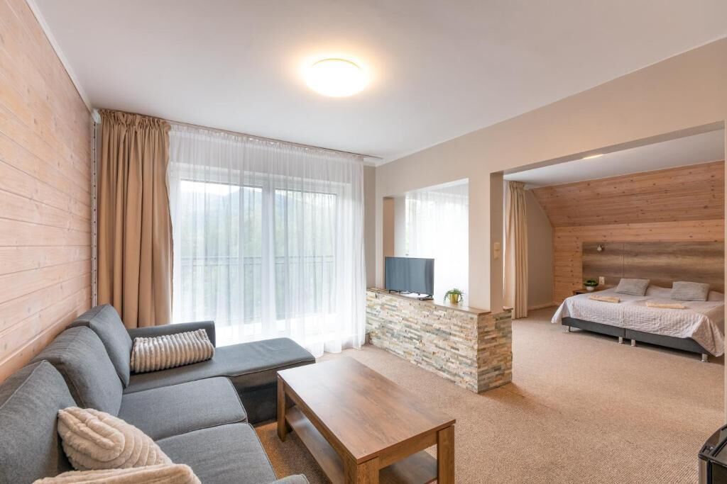 Deluxe-Studio, Balkon, Bergblick | Wohnbereich
