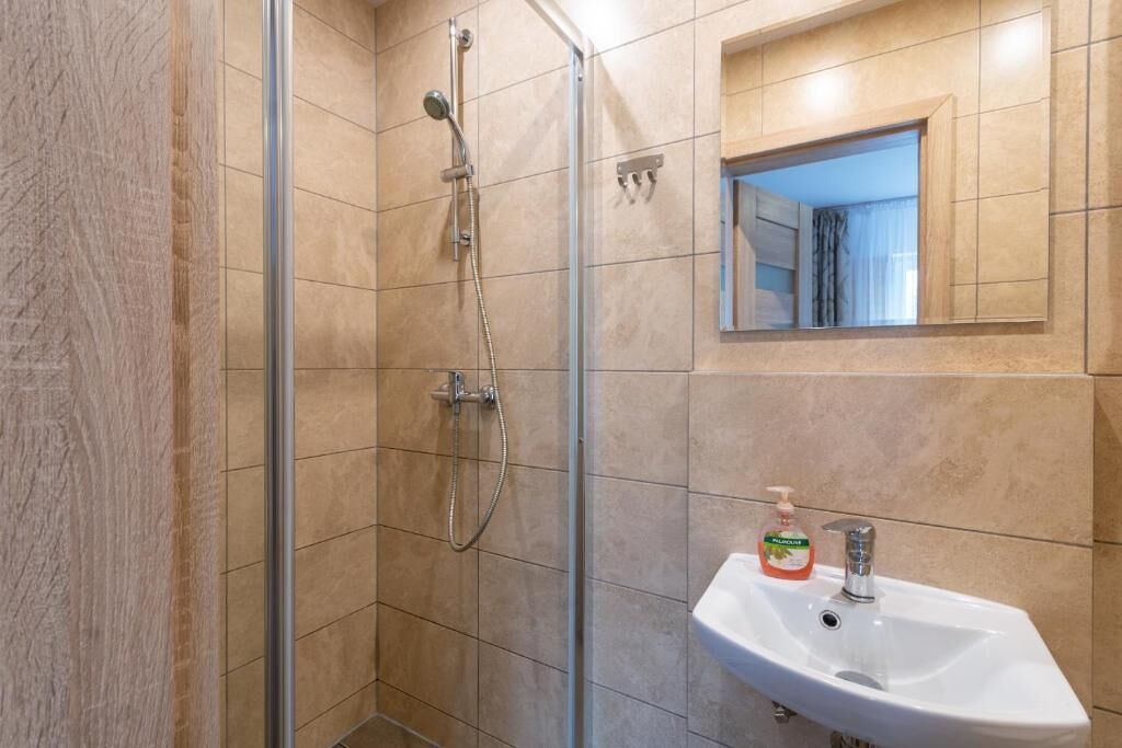 Dreibettzimmer, Balkon, Bergblick | Badezimmer | Dusche, Handtücher, Toilettenpapier