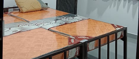 Habitación básica doble, balcón, vista al valle | Escritorio y espacio para trabajar con laptop