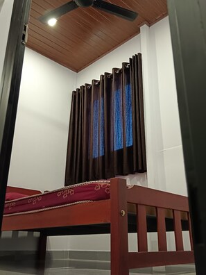 Chambre Double, balcon, vue vallée