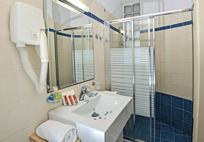 Classic Studio, Balcony, Sea View | Bathroom - Oliv Apartments (Rethymno)