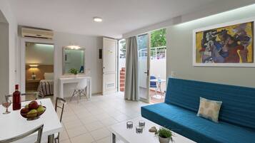 Apartamento superior, patio, vistas al jardín | Zona de estar