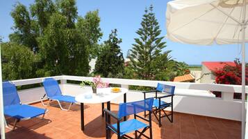 Departamento superior, balcón, vista al mar | Restaurante al aire libre