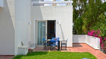 Departamento estándar, patio, vista a la alberca | Restaurante al aire libre
