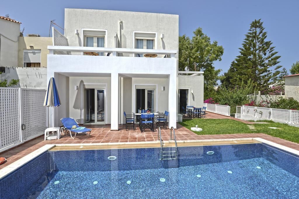 Una piscina al aire libre de temporada (de 08:00 a 00:00), sombrillas