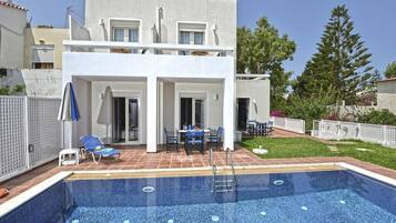 Una piscina al aire libre de temporada (de 08:00 a 00:00), sombrillas