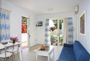 Leilighet – standard, terrasse, bassengutsikt | Oppholdsområde