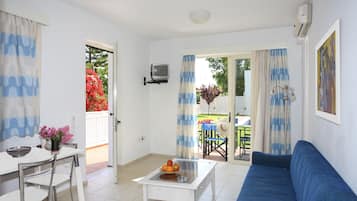 Standard-Apartment, Terrasse, Poolblick | Wohnbereich