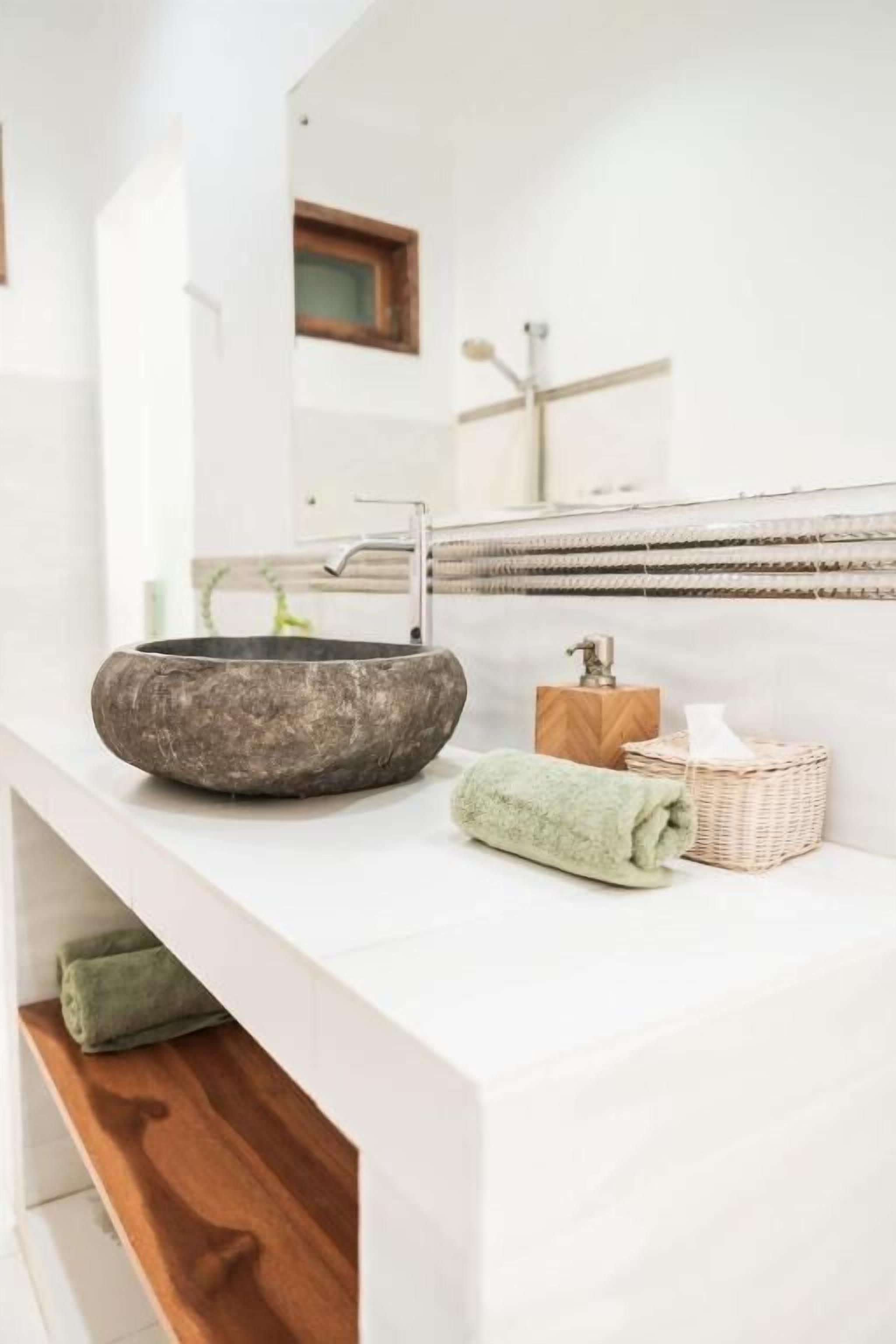 Ducha, secador de pelo, bidet, toallas