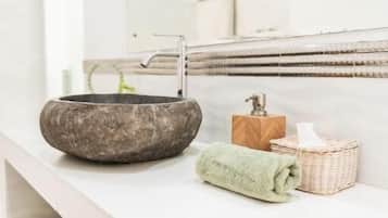 Ducha, secador de pelo, bidet, toallas