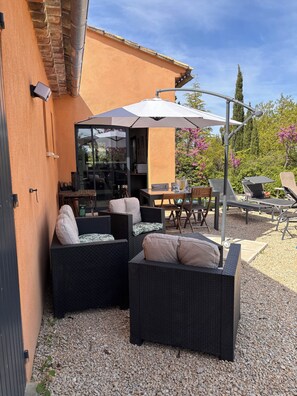 Outdoor dining - MAISON AVEC VUE - LUBERON -PISCINE ET RANDONNÉE (Apt)