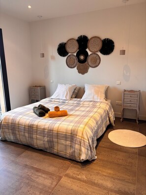 3 bedrooms, iron/ironing board, WiFi (free), bed sheets - MAISON AVEC VUE - LUBERON -PISCINE ET RANDONNÉE (Apt)