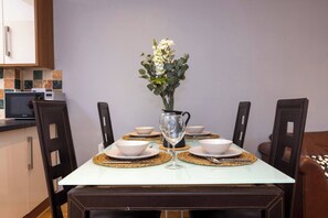 Dining - Coastal town house beside train and buses only 5 kilometer's from city centre (Blackrock)
