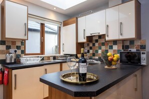 Private kitchen - Coastal town house beside train and buses only 5 kilometer's from city centre (Blackrock)