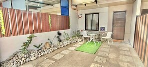 Outdoor dining - Bloomstone - 2BR Town House Bliss - Dumaguete (Sibulan)