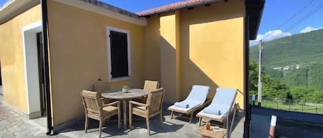 Apartamento, vistas a la colina | Restaurante al aire libre