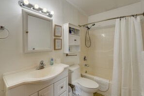 Bathroom - < 1 Mi to Soldotna Creek Park: Retreat w/ Fire Pit (Soldotna)