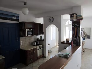 Frigorífico, microondas, horno y placa de cocina