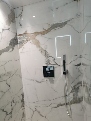 Douche, serviettes fournies, papier toilette