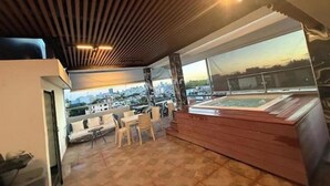 Un interior moderno con vistas a la ciudad, una piscina y un comedor.