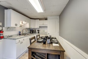 Fridge, microwave, stovetop, coffee/tea maker - Walk to Appalachian Trail! Creekside Duncannon Gem (Duncannon)