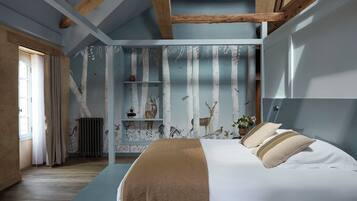 Grande Suite au Château | In-room safe, soundproofing, iron/ironing board, free WiFi
