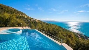 A swimming pool with a view of the sea and hills. - Villa Anastasia Viglatsouri (Corfu)