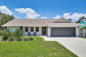 Exterior - Poolside Oasis! Family Home 4 Mi to Delray Beach (Delray Beach)