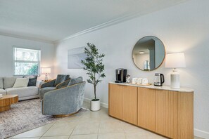 Interior - Poolside Oasis! Family Home 4 Mi to Delray Beach (Delray Beach)