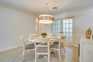 Dining - Poolside Oasis! Family Home 4 Mi to Delray Beach (Delray Beach)