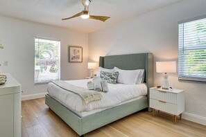 Tabla de planchar con plancha, internet y ropa de cama 