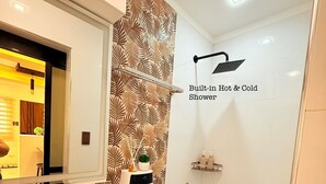 Ein Badezimmer mit Duschkabine, Toilette und Waschbecken.