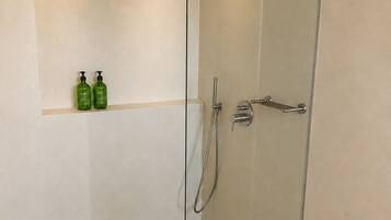 Deluxe Caldera Suite with Outdoor Hot Tub | Bathroom