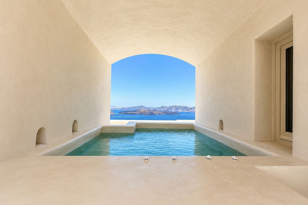 Glam Caldera Suite with Outdoor Hot Tub | Jetted bathtub