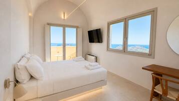 Delight Caldera Suite | Egyptian cotton sheets, premium bedding, in-room safe, blackout curtains