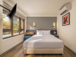 Superior Studio, City View | Peti besi dalam bilik, meja, ruang kerja komputer riba 