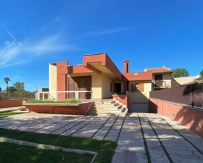 A modern house with a flat roof, a small front porch, and a paved driveway. - Villa in Comiso with 3 bedrooms sleeps 6 (Comiso)